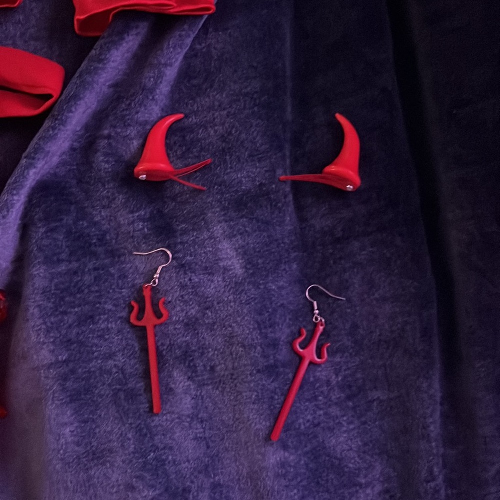 Sexy Devil Costume With Accessories - image 3